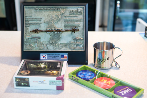 車内でDMZグッズも販売