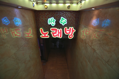 地下への階段にも看板が