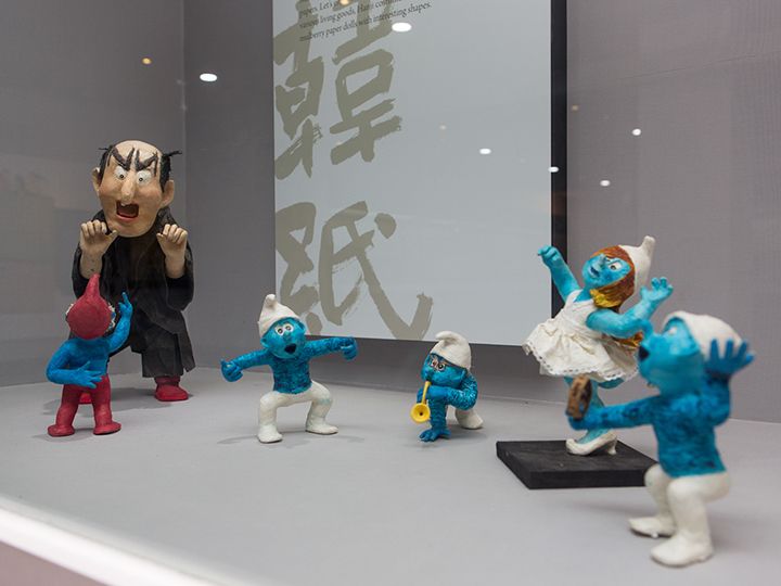 ベルギーの人気アニメ「スマーフ」の韓紙人形