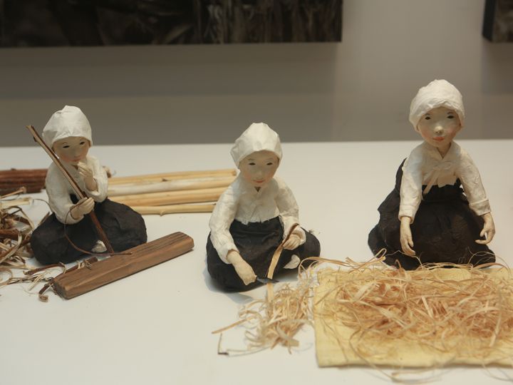 製紙工程を韓紙人形で紹介