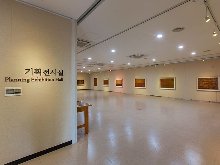 絵画などを展示する企画展示室