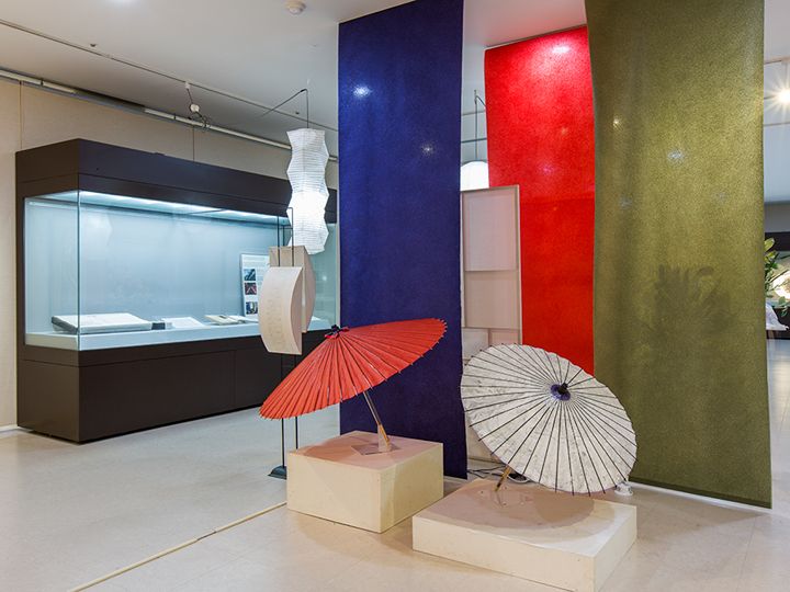 温かみのある美濃和紙の常設展示