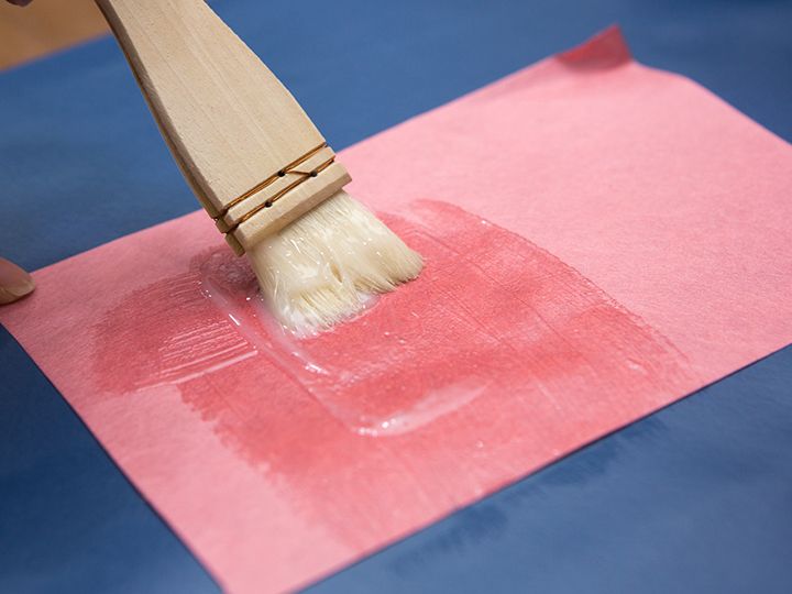 韓紙に天然素材でできた糊を塗る