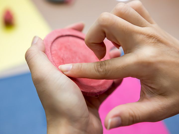 指先でくぼみを作る