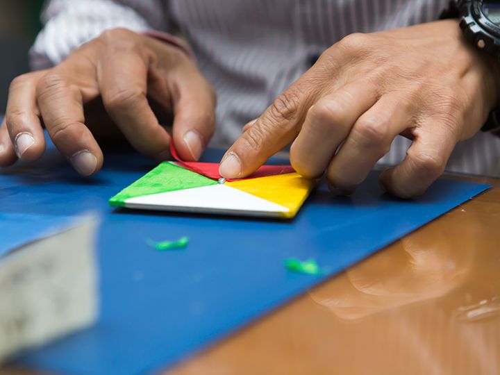 三角形の韓紙を張り合わせていく