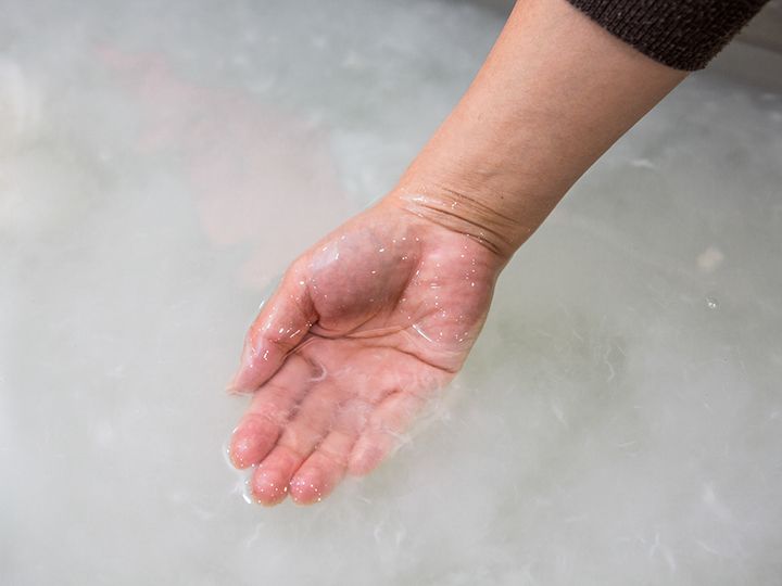 2.楮の繊維の混ざり具合を確認