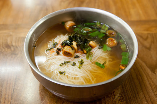 ミョルチククス
ミョルチ(カタクチイワシ)のスープで食べる辛味のない麺。乾麺を使用し喉越しの良さを楽しめます。チャンチクッスとも呼ばれ結婚式など祝いの席でも食べられる縁起物です。
