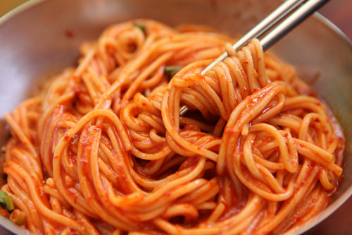 ビビンククス
細麺とコチュジャンベースの甘辛ソースを混ぜ絡めた料理。具には梨やきゅうりが入り、ほんのりとした甘さや酸味も感じられるクセになる一品。