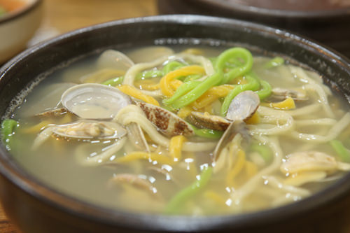 カルグクス
手打ちの生麺タイプ。太めでもちもちとした食感が特徴。スープはアサリなどあっさりとした魚介ダシから、牛骨・鶏ダシなどとろりとしたコクのあるものまで様々です。
