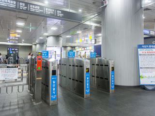 地下３階の空港鉄道A’REX「一般列車」改札口