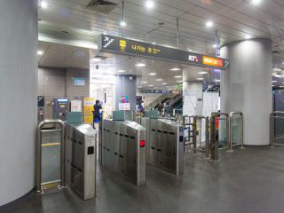 「ソウル駅都心空港ターミナル」へ向かう場合は、改札を出てエスカレーターで１フロアあがります。