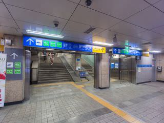 地下鉄１号線ソウル駅の改札口付近にある乗換え用、地下通路入口