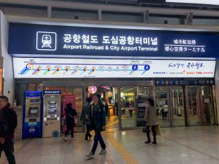 ソウル駅２階にある空港鉄道入口