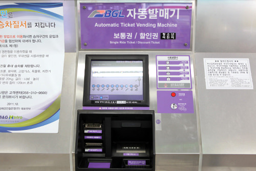 画面右上の言語選択で「日本語」をタッチすると日本語表示になります