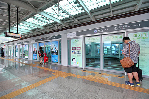 全駅地上にあり、
スクリーンドアが設置されています。