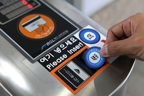 下車時は、トークンを回収口に入れます。
交通カードはタッチしましょう。