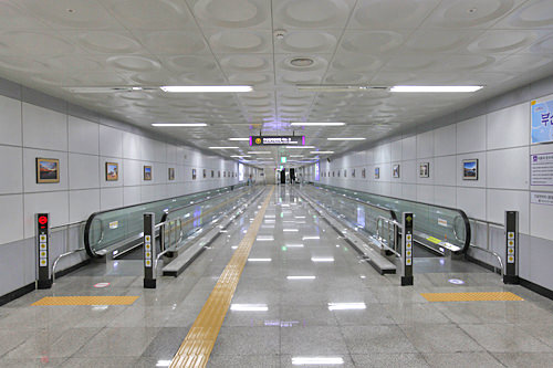 沙上駅の連絡通路。動く歩道もあります。
