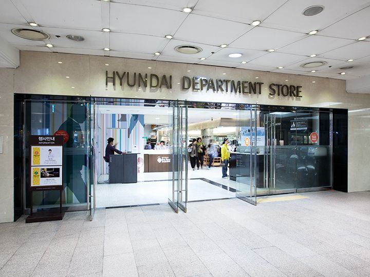 現代百貨店のデパ地下と繋がっている