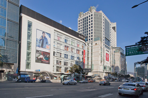 停留所から見たロッテヤングプラザ