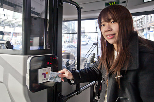 T-moneyなどの交通カードはタッチ
