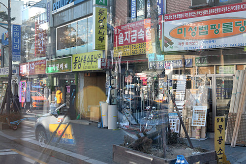 大きなオフィスビルの街並みから、次第に電気や家具の卸が集まる乙支路(ウルチロ)専門商店街へ