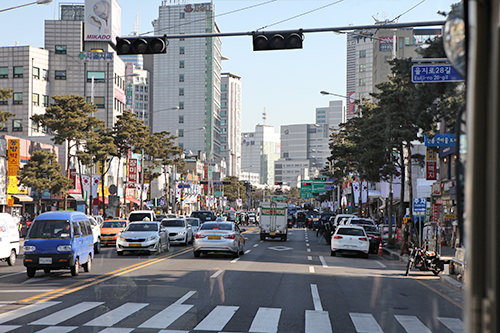 乙支路専門商店街を過ぎ、正面遠くに「ハローapM」のビルが見えてきます