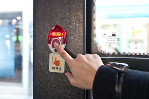 降車ボタンを押します