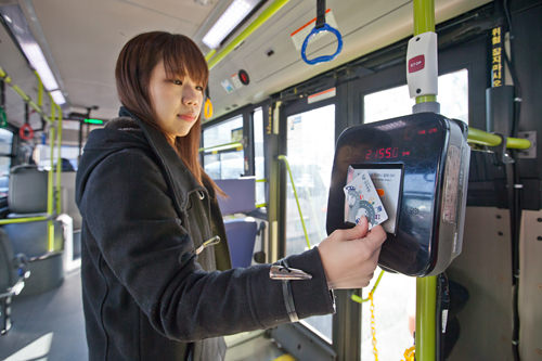 降車前にT-moneyカードをタッチ