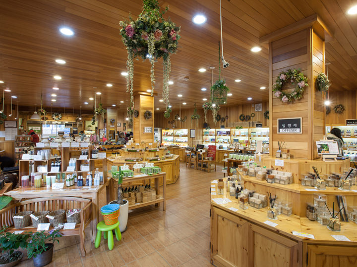 各種ハーブや天然アロマオイルがずらり