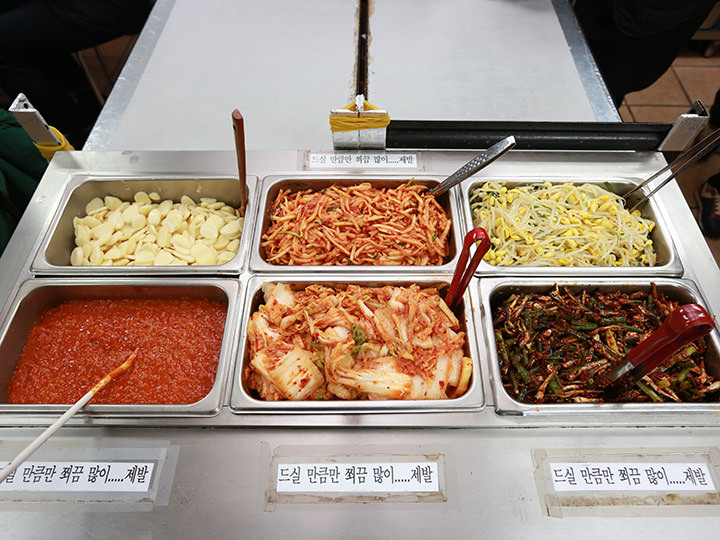 日替わりのおかず4種とニンニク、辛味噌