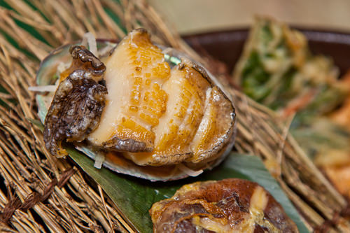 栄養豊富な焼きアワビ