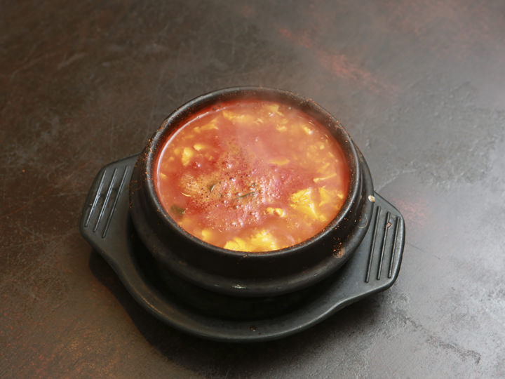 食材の旨みと手作りの薬味が
合わさった熱々のスープ