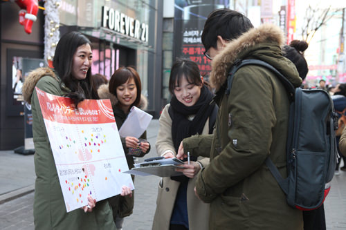 彼女の前で選ぶの?