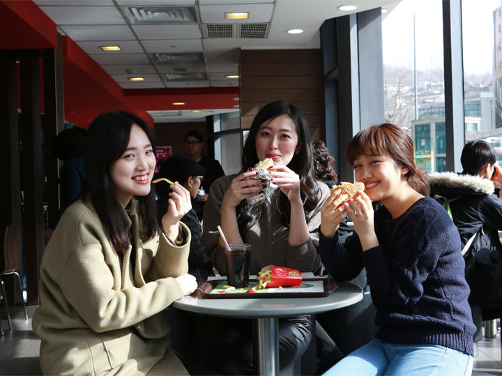 人気の韓国限定ハンバーガー食べ歩き 韓国の屋台 B級グルメ 韓国旅行 コネスト 人気の韓国限定ハンバーガー食べ歩き 韓国の屋台 B級グルメ 韓国旅行 コネスト
