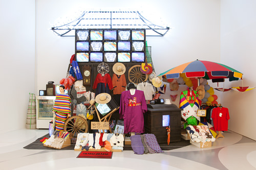 白南準「市場」