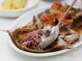 カニ味噌たっぷりの甲羅部分にご飯を入れても美味しい