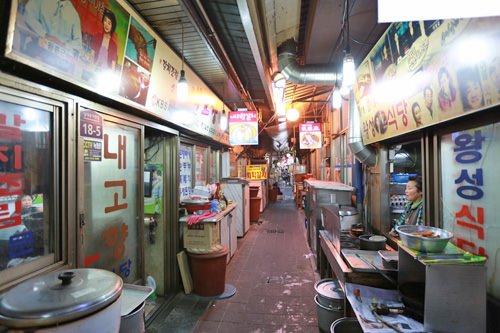 庶民的な雰囲気のお店が集まる細路地