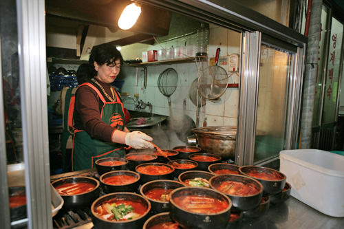 店先の調理台で下ごしらえをする様子