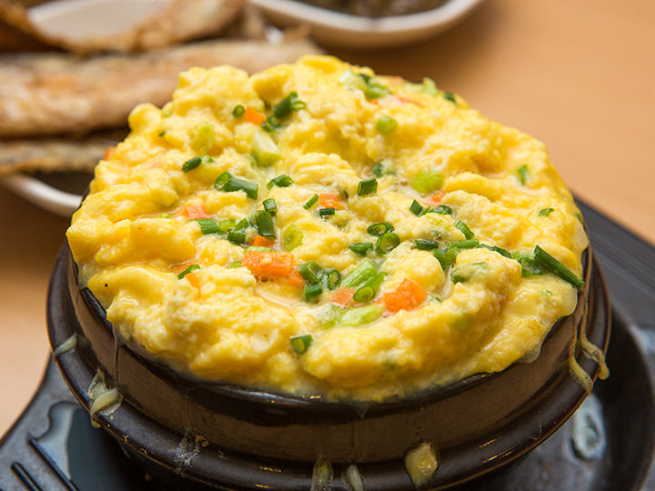 2人前以上注文すると、卵蒸し(ケランチム)をサービスで出してくれるお店も