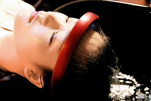 炭酸水ヘッドスパは傷ついた頭皮の神経を根元からやさしくケアするウォーターテラピー