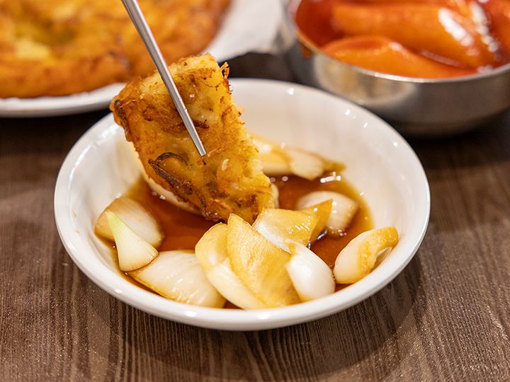 チヂミは玉ねぎソースにつけて