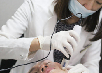 2.キメ治療
治療部の肌のキメを均一に整えます。