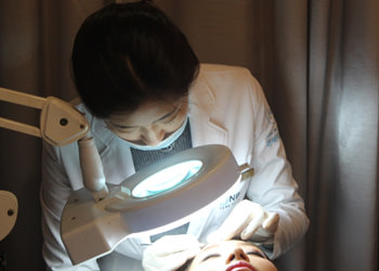 1.古い肌の細胞除去
皮膚の表面の傷んだ細胞を鍼で取り除きます。