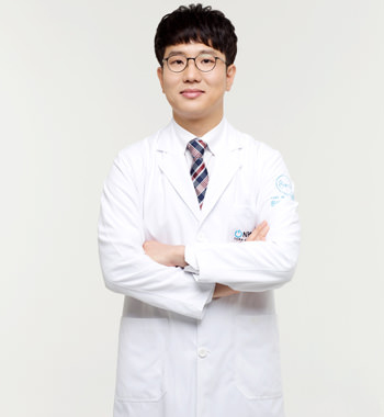 イ・ヨンホ院長
・円光大学 韓医科大学卒業
・大韓韓医師協会 表彰
・昌慶宮内医院外国人診療参加
・韓方医療観光コーディネーター養成課程参加
・ポータルサイト「NAVER」内「知識iN」にてユーザーの質問に答える相談韓医者に選定
・大韓薬鍼学会、大韓韓医疼痛学会、韓方美容整形学会、頭蓋顔面再配列学会、脊髄推拿神経医学会 正会員