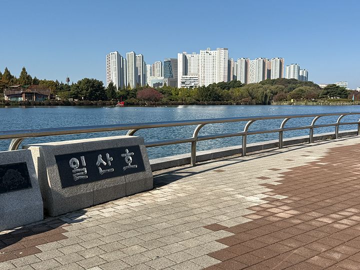 「一山湖」と書かれた湖畔のフォトスポット