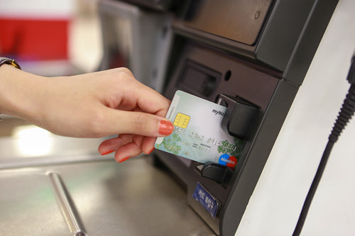 3.支払い用のカードを機械の差込口へ。入れっぱなしだと認識されないので機械に差したらすぐに抜きましょう。その後、サインをします。