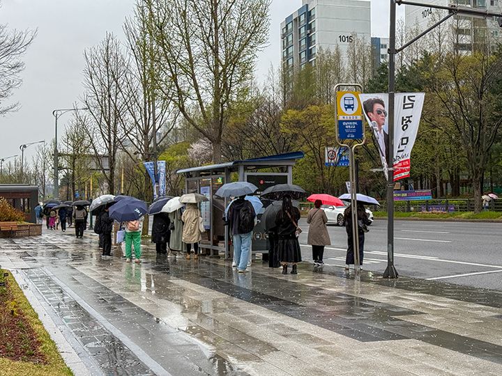 大通りの劇場側バス停はソウル方面