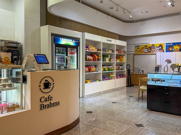 カフェスペースがあり、休憩できます。