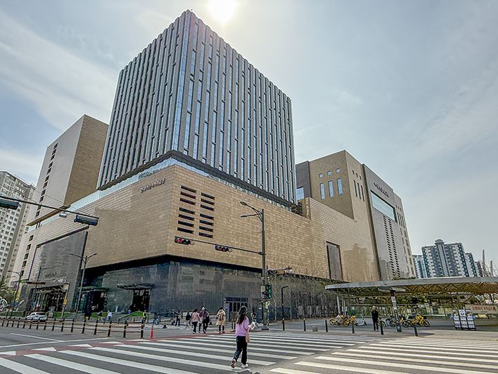 板橋駅の目の前にある「現代百貨店」
