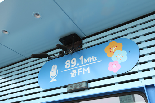 クールFMラジオのオープンスタジオ